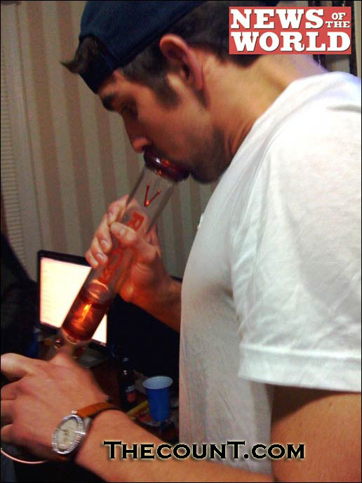 Michael Phelps Pictured Smoking BONG Auto 4 Year Suspension potph.jpg