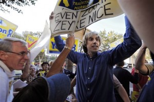 People Sacha Baron Cohen 3539d58f 787c 417d b24e 83d28b31247b 300x199 Sacha Baron Cohen crashes LA rally as Bruno