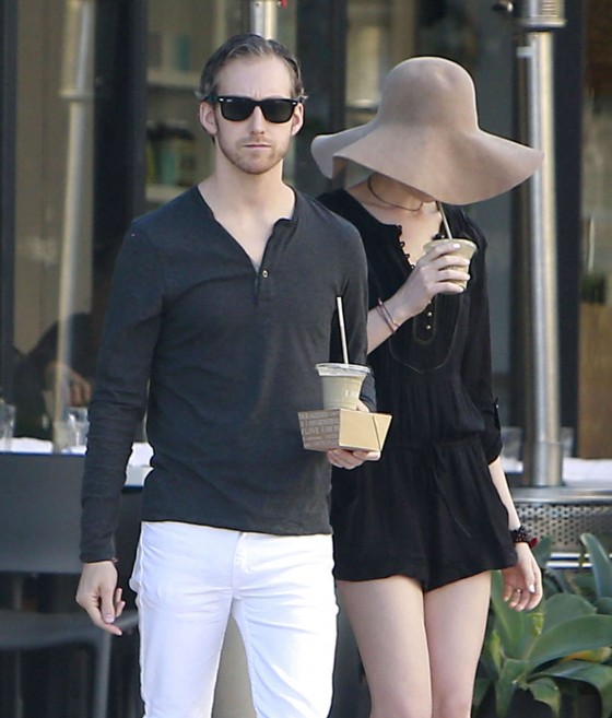 Anne Hathaway Leggy in boots getting lunch in LA 08 560x657 Anne Hathaway Tries To Solve Self Image Issues With Worlds Largest Hat