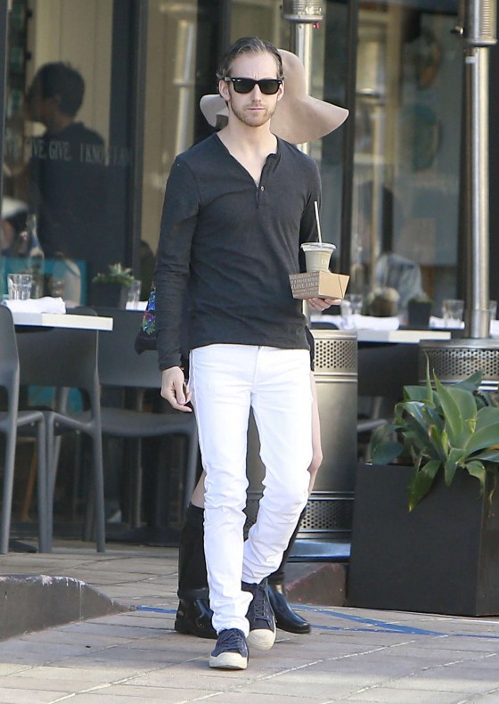 Anne Hathaway Leggy in boots getting lunch in LA 10 560x790 Anne Hathaway Tries To Solve Self Image Issues With Worlds Largest Hat