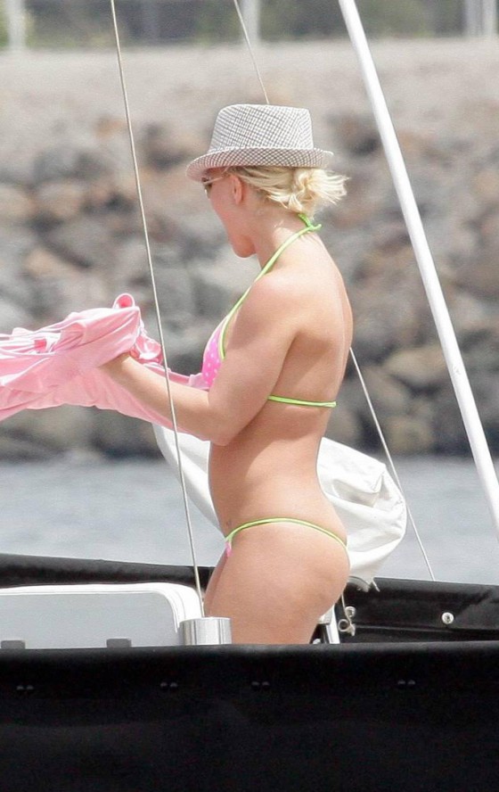 Britney Spears in a Pink Bikini on a Boat 04 560x888 Britney Spears AMAZING Bikini Body Trasformation!