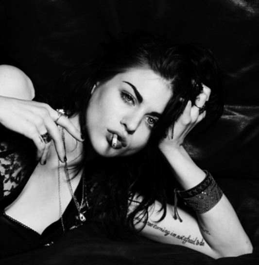 Frances Bean Cobain'Ban my Mom from Twitter