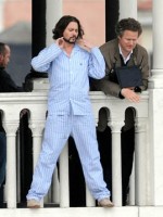 JOHNNY DEPP 1 150x200 Johnny Depp in Cute Man Pajamas!