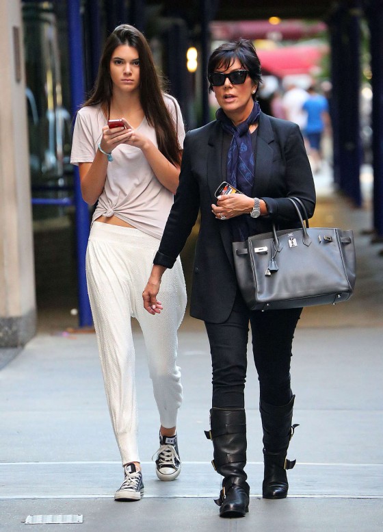 Kendall-Jenner-With-Her-Mom-in-NYC-04-560x777