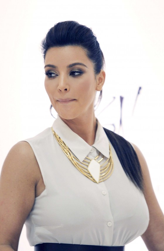Kim Kardashian promoting Belle Noel 04 560x858 OMG! Kim Kardashian Is Getting So Fat!