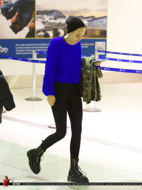 Did Miley Cyrus Poop Herself? Miley Cyrus in tighs at LAX 04 560x747 Did Miley Cyrus Poop Herself?