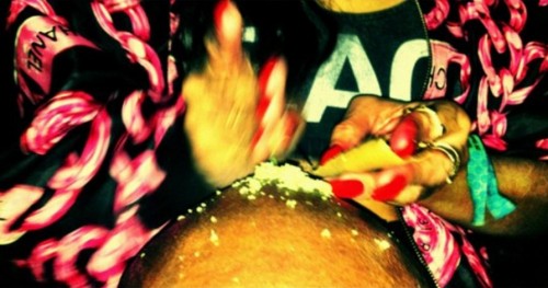 Rihanna rolling drugs 500x263 Photos: Rihanna Stoned Out of Her Mind feat. Snoop and Katy Perry