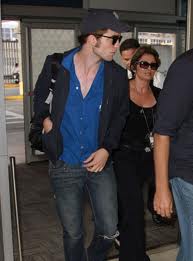 Robert Pattinson Release Date on Robert Pattinson Airport Jfk Robert Pattinson And Kristen Stewart News