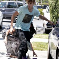 SUSPECT!! Demonic Justin Bieber Attacks Selena Gomez Others In Street! (UPDATED! 19 Photos) Selena Gomez and Justin Bieber Paparazzi accident 20 560x770 190x190 SUSPECT!! Demonic Justin Bieber Attacks Selena Gomez Others In Street! (UPDATED! 19 Photos)