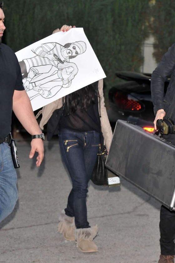 Vanessa Hudgens in Jeans  02 560x840 Vanessa Hudgens Embarrassing Gun Toting Wardrobe Malfunction