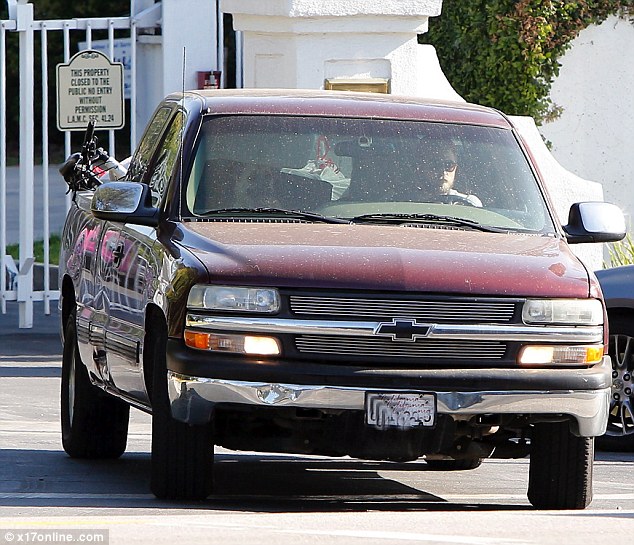 Robert Pattinson MOVES OUT Kristen Stewart House article 2328265 19E7D3C8000005DC 866 634x545 Robert Pattinson MOVES OUT Kristen Stewart House