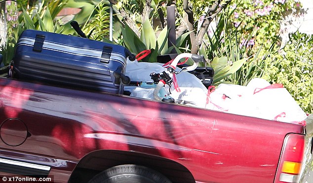 Robert Pattinson MOVES OUT Kristen Stewart House article 2328265 19E7F8B9000005DC 985 634x372 Robert Pattinson MOVES OUT Kristen Stewart House