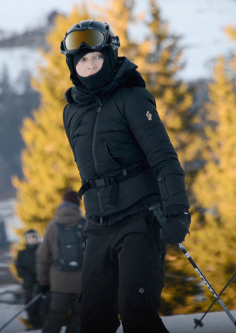 gallery main madonna skiing 19 Skiing Madonna Egg Beater Face Plant (photos)