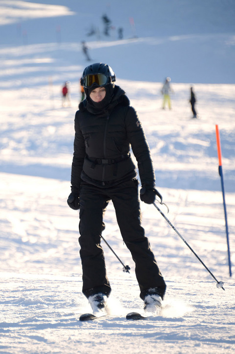 gallery main madonna skiing 21 Skiing Madonna Egg Beater Face Plant (photos)