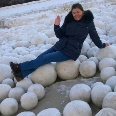 giant-snowballs-russian-beach