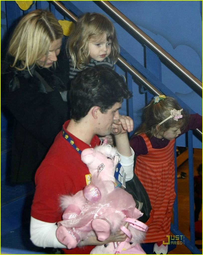 gwyneth paltrow build a bear 03 815x1024 Gwyneths Two Girls Out And About?