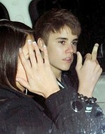justin biebermiddlefinger 150x190 Facebook Content Problem Exposes Bieber?
