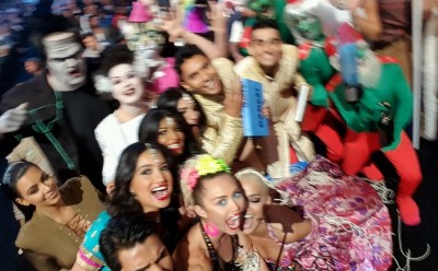 miley cyrus VMAS selfie crowd