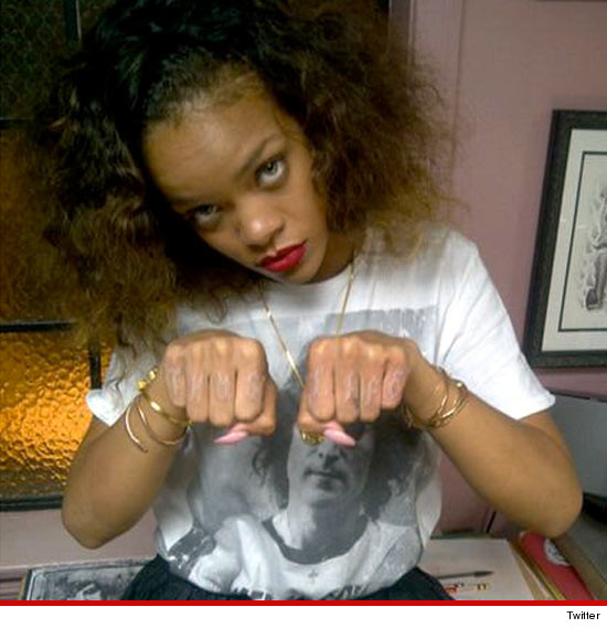  hello to Rihanna and her new finger tattoos that spell out THUG LIFE 