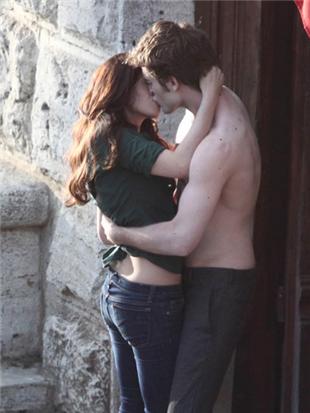 Robert Pattinson and Kristen Stewart Kissing on New Moon Set