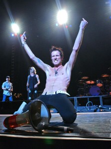 scott weiland1 223x300 Tonight: ThecounT.com Broadcasting Live from the Red Carpet @ the YRB Magazine party!