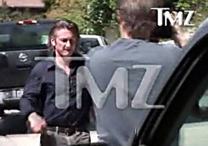 sean penn batery 300x210 Sean Penn May Go to Jail for Kicking Paparazzi! See Video