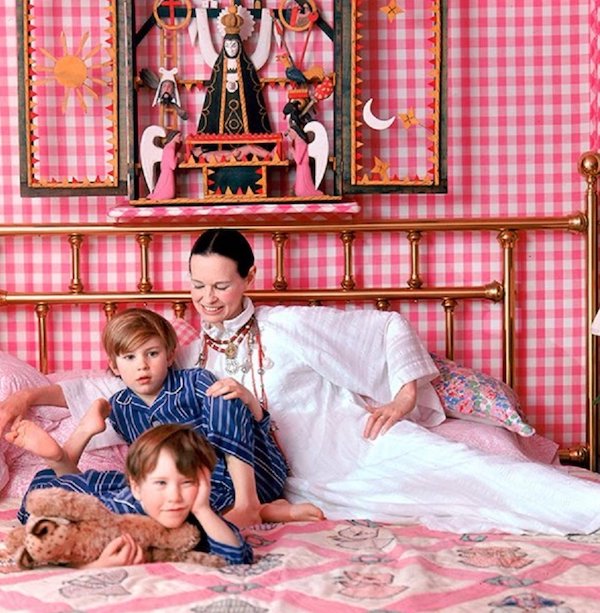 Gloria Vanderbilt poses with sons in bed – TheCount.com