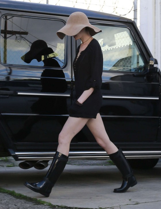 Anne-Hathaway---Leggy-in-boots-getting-lunch-in-LA-03-560x726