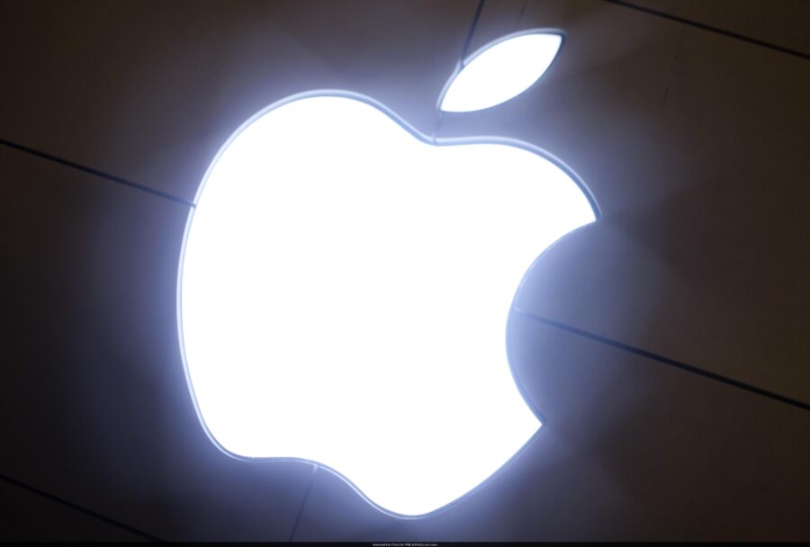 Apple Retires Glowing Logo On New MacBook 4 TheCount