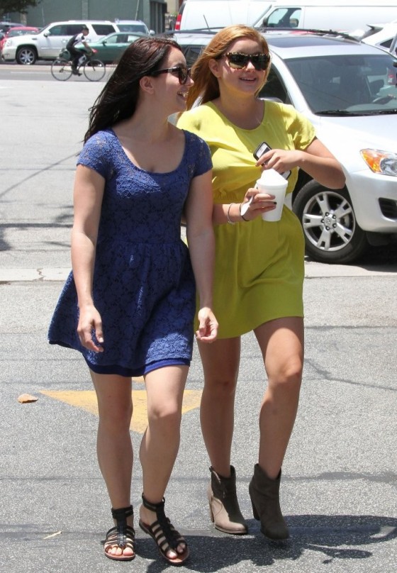 Ariel-Winter---out-and-about-candids-at-Farmers-Market-in-Studio-City--10-560x808