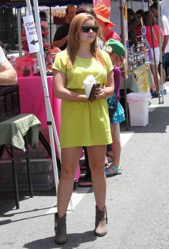 Ariel-Winter---out-and-about-candids-at-Farmers-Market-in-Studio-City--14-560x822