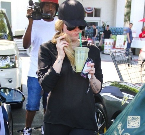 Avril-Lavigne-Latest-2013-Photos--in-tights-in-West-Hollywood--05-560x840