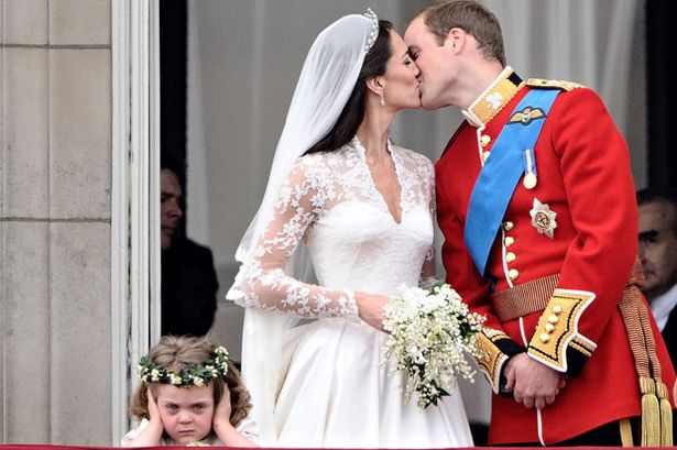 Britain's+Prince+William+kisses+his+wife+Kate,+Duchess+of+Cambridge,+on+the+balcony+of+Buckingham+Palace
