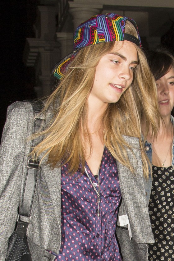 Cara-Delevingne---Seen-out-in-London--08-560x840