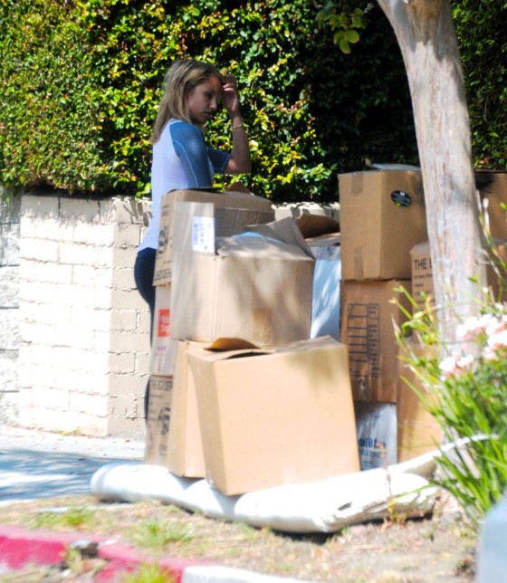 Dianna-Agron---seen-outside-her-home-19-560x644