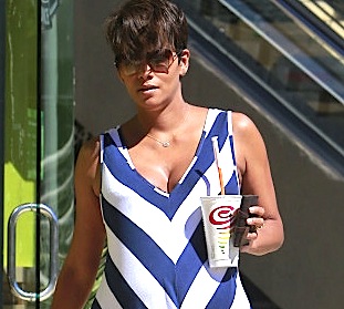 Pregnant Halle Berry Stops For A Smoothie