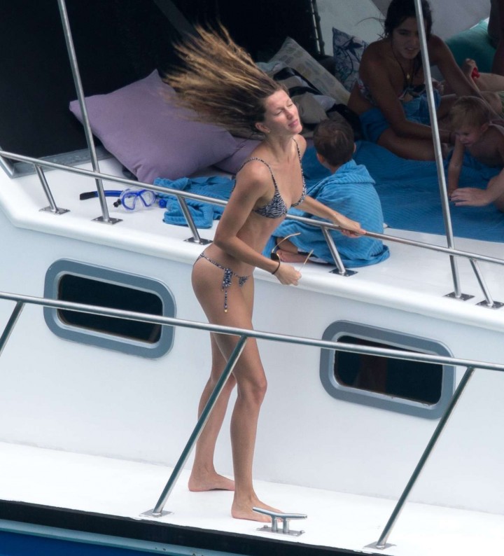 Gisele-Bundchen-Bikini-Photos--2014-in-Brazil--04-720x794