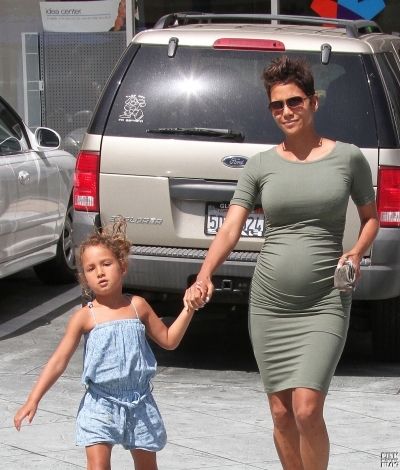 Halle-Berry-Spotted-In-Los-Angeles-With-Her-Daughter-Nahla-10-400x470