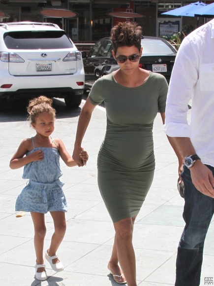 Halle-Berry-Spotted-In-Los-Angeles-With-Her-Daughter-Nahla-3-435x580