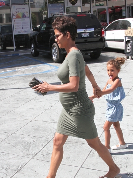 Halle-Berry-Spotted-In-Los-Angeles-With-Her-Daughter-Nahla-7-435x580