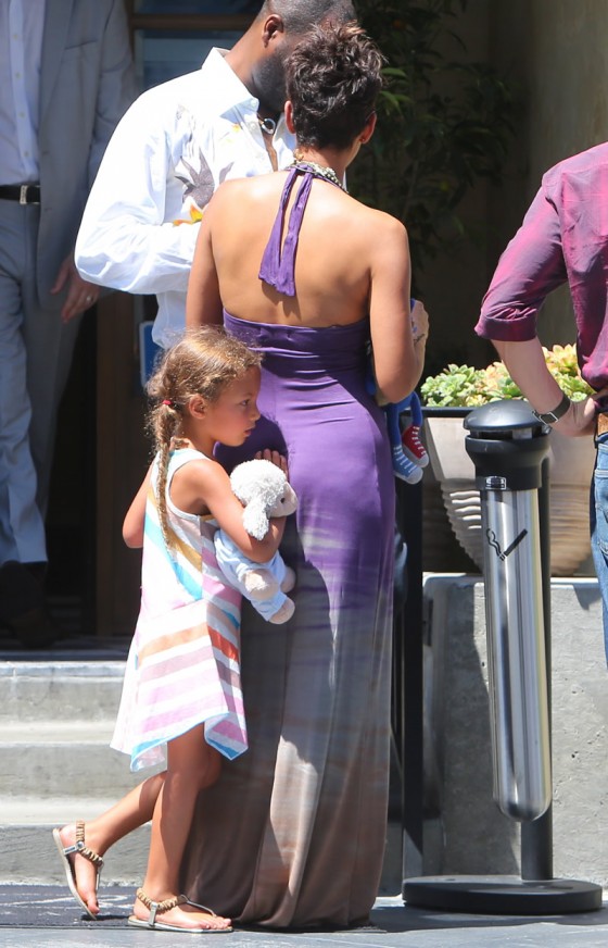 Halle-Berry-out-for-lunch--06-560x872