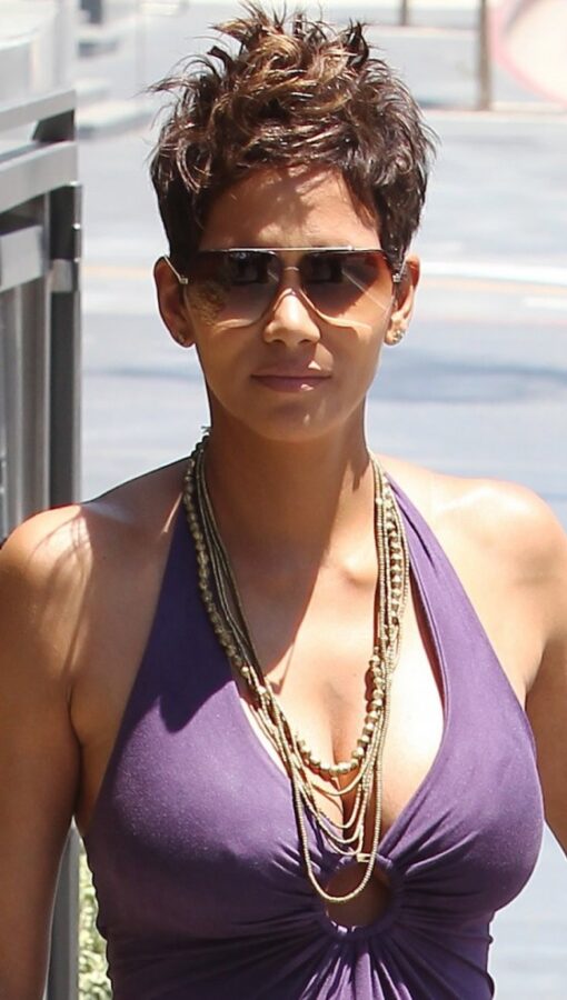 Halle-Berry-out-for-lunch--09-560x988