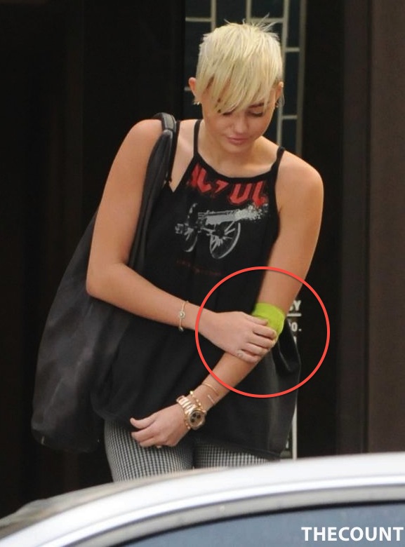 INFphoto 2300176 Miley Cyrus Mystery Bandage BLOOD DRAW