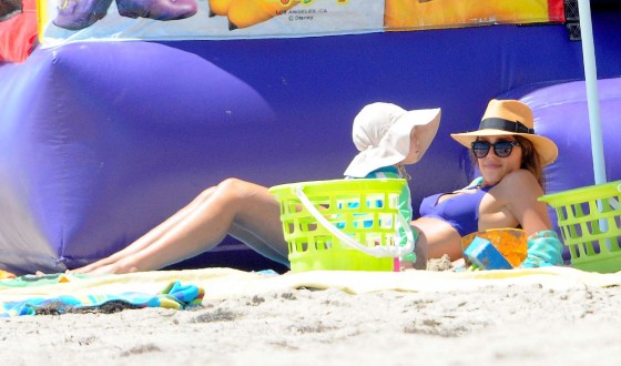 Jessica-Alba-Bikini-2013--at-a-beach-in-Malibu--35-560x330