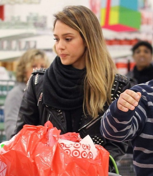 Jessica Alba – shopping at Target -15-560×646