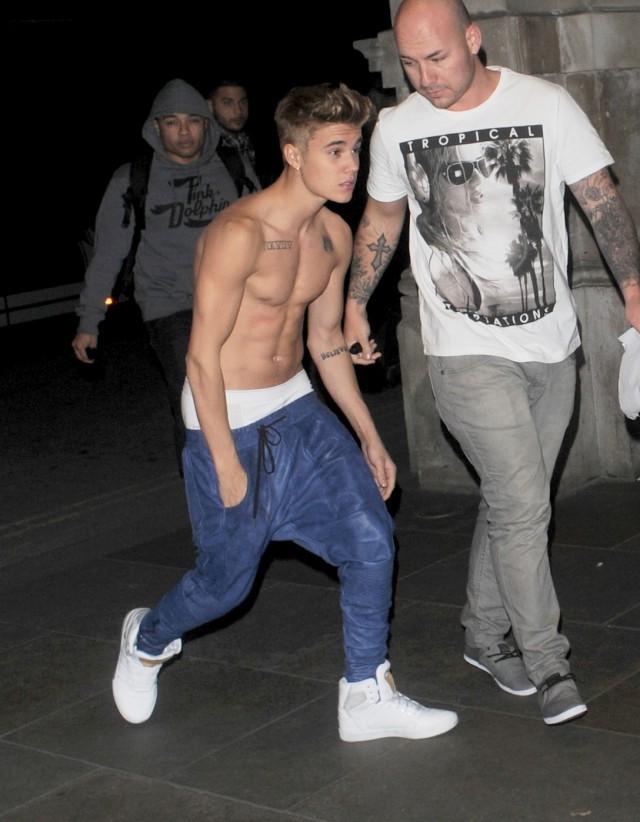 Justin-Bieber-shirtless-in-London-February-2013-640x822
