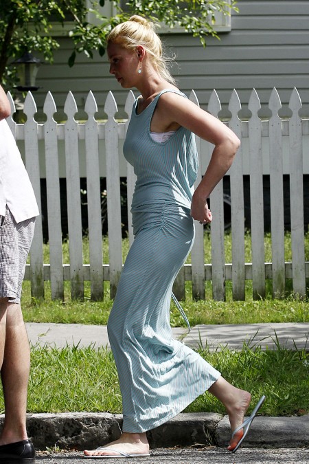 Katherine-Heigl-In-A-Tight-Blue-Dress-Relaxing-At-Home-In-New-Orleans-04-450x675