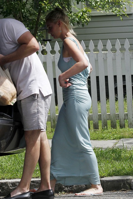 Katherine-Heigl-In-A-Tight-Blue-Dress-Relaxing-At-Home-In-New-Orleans-05-450x675
