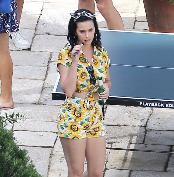 Katy-Perry-at-a-Labor-Day-House-Party-in-Hollywood--03-560x568