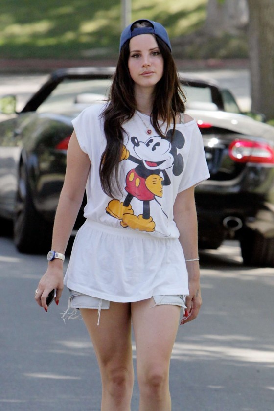 Lana-Del-Rey---Going-to-a-friends-house-in-LA--01-560x840